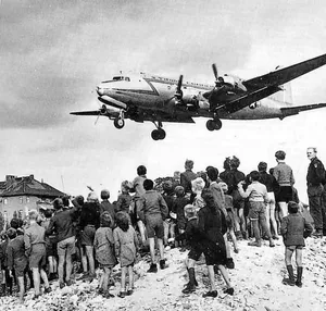 Children-cargo-plane-landing-Tempelhof-Airfield-Berlin-1948 | Beyond The Punchlines